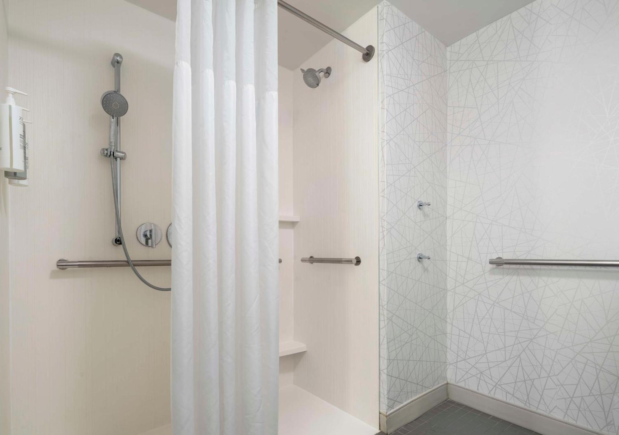 Hotel Hampton & Suites-worcester, Ma 3*